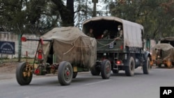 行驶在阿克诺奥尔公路上的印军炮兵车。(2019年2月27日)