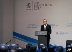 美国贸易代表莱特希泽在世贸组织（WTO）布宜诺斯艾利斯部长会议上讲话。