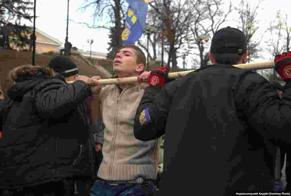 Турнір "Звитяга революціонера" "Переможці (перші, другі, треті місця) отримали "бандерівський" календар з особистим автографом Олега Тягнибока", - розповідає Андрій Недзельницький.