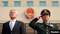 美防长哈格尔（左）和中国防长常万全4月8日在中国国防部举行的欢迎仪式上