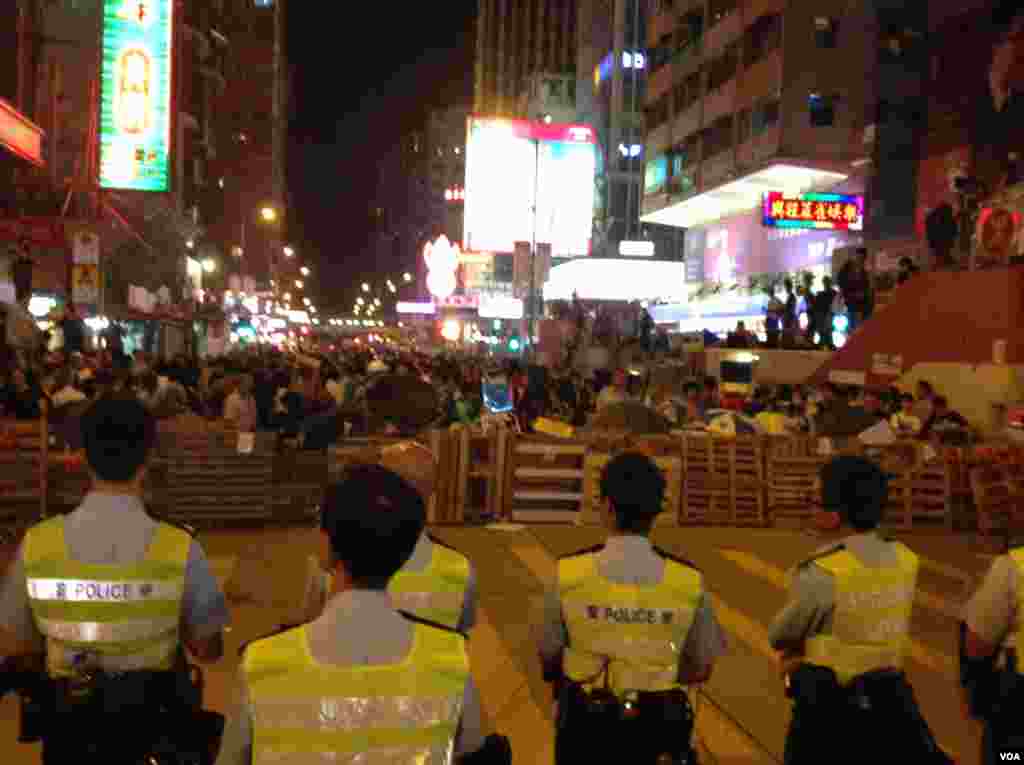 香港警民在旺角对峙 (美国之音海彦 拍摄)