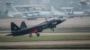 资料照片: 2014年11月10日FC-31鹘鹰战斗机在珠海航空展试飞