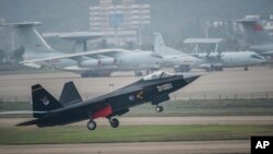 2014年11月10日歼31隐形战斗机在珠海第十届航空航天博览会试飞