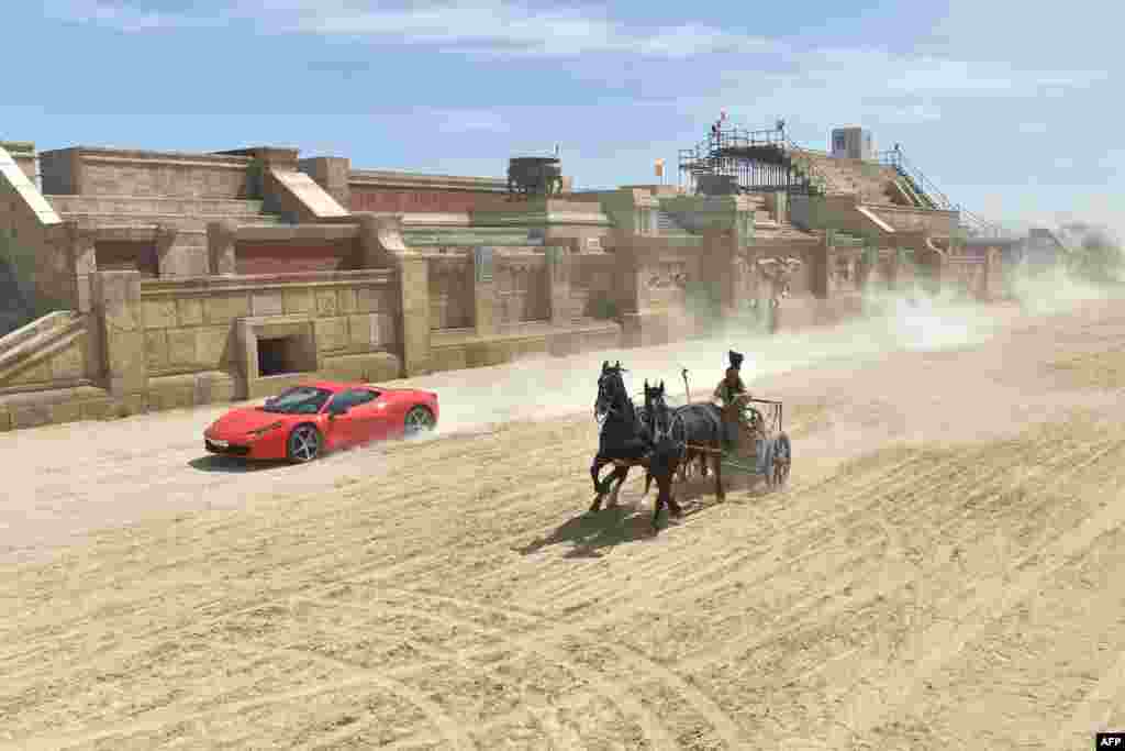 在罗马附近的 Cinecitta 世界乐园，在当年拍摄电影《宾虚》（ &quot;Ben Hur&quot;）的场地，有人开法拉利跑车和马车竞赛（2017年5月11日）