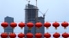 2021年10月4日，周一，北京郊区通州一处正在建设的商业办公楼前挂着大红灯笼。