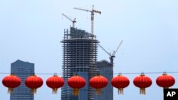 资料照：北京通州的一个商业楼建筑工地。（2021年10月4日）