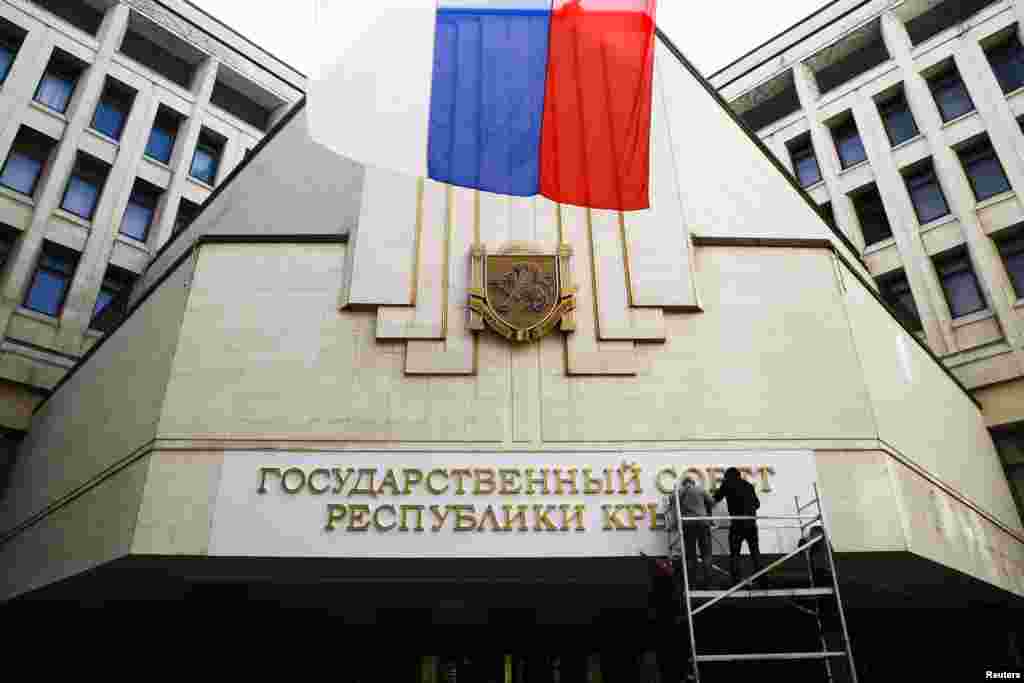 Bảng hiệu mới với hàng chữ 'Hội đồng Nhà nước Cộng hoà Crimea' được gắn lên tòa nhà Quốc hội ở Simferopol, ngày 19/3/2014.