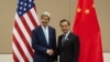 美国国务卿克里和中国外长王毅8月9日在缅甸会晤前握手合影

