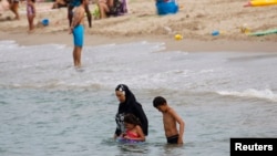 法国海岸的一名身穿布基尼的穆斯林妇女（资料图）