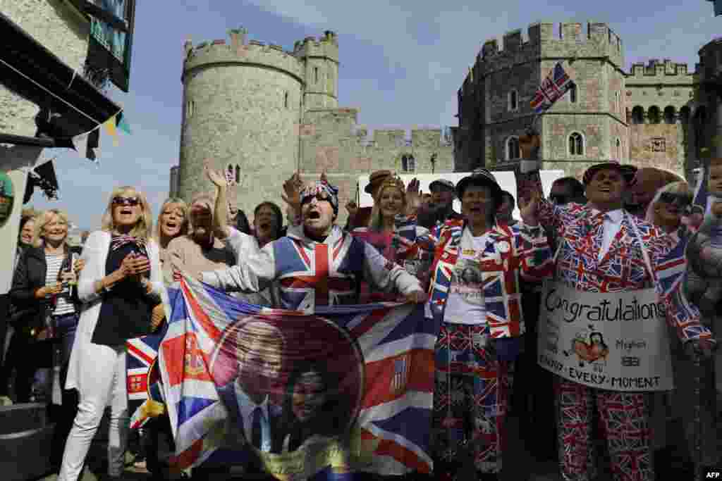 Royal fans including John Laughry (C) and Terry Hutt (R) sing for the television in Windsor the day before the Royal wedding.