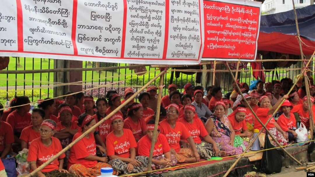 သိမ်းဆည်းခံ ဘိုးဘွားပိုင်မြေများ ပြန်လည်ရရှိရေး ရန်ကုန်မြို့တော်ခန်းမရှေ့မှာ ဆန္ဒပြတောင်းဆိုနေကြသည့် မိကျောင်းကန်လယ်သမားများ (ဓာတ်ပုံ - ဗွီအိုအေမြန်မာပိုင်း)