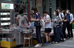 香港民众周二在报摊前排队购买苹果日报表达对黎智英的支持。（2020年8月11日）