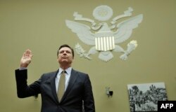 美国联邦调查局局长科米在国会就克林顿电邮问题举行的听证会上宣誓（2016年7月7日）