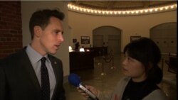 美国联邦参议员霍利（Sen. Josh Hawley, R-MO）2019月年11月18日接受美国之音采访。
