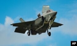 美国F-35战机2016年7月12日在法恩伯勒航空展上首次单独亮相。