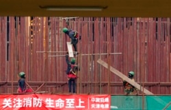 资料照片:中国山东玲珑轮胎公司在塞尔维亚兹雷尼亚宁的工厂建筑工地.。(2021年11月18日)