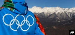 2014年2月4日奥运工人从2014索契年冬季奥运会滑雪场俯瞰高加索山脉