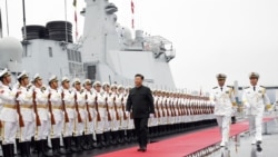中国国家主席习近平2019年4月23日为庆祝中国海军建军70周年在山东青岛检阅人民解放军海军仪仗队。