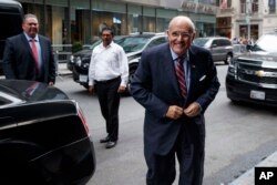 支持川普的前纽约市长朱利安尼（ Rudy Giuliani ）来到纽约的川普大楼（2016年10月8日）