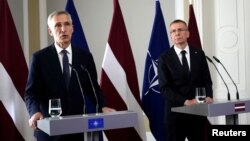 Генсек НАТО Єнс Столтенберг та президент Латвії Едгарс Рінчевічс під час пресконференції у Латвії, 11 червня 2024. REUTERS/Ints Kalnins
