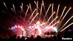 在还有一百天就要举行平昌冬奥会之际，韩国仁川燃放烟花庆祝。（2017年11月1日）
