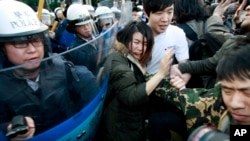 2014年3月24日学生在台北政府大楼抗议对台贸易协定