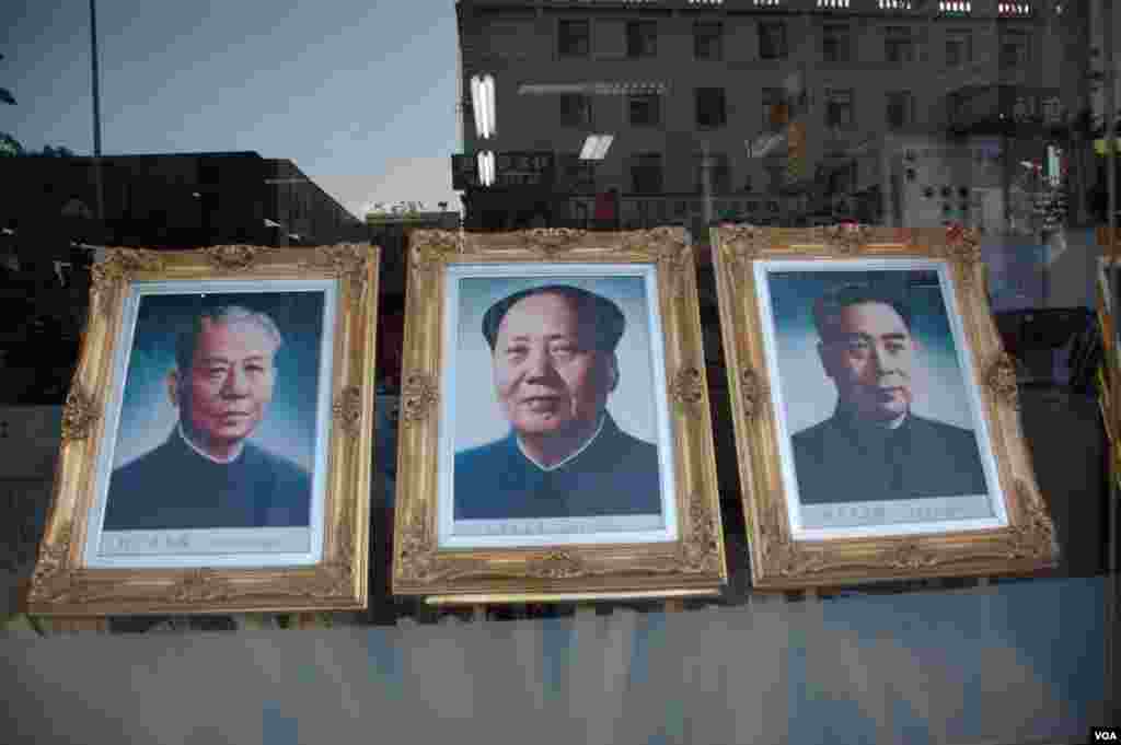 北京王府井街头的刘少奇像以及毛泽东、周恩来像(2007年,美国之音拍摄)。 1980年2月23日至29日,中共十一届五中全会决定为刘少奇平反, 对因刘少奇受株连的人和事进行复查,凡属冤假错案一律予以平反。 中共称刘少奇伟大的无产阶级革命家、中共党和国家卓越领导人。华国锋和汪东兴曾经反对给刘少奇平反,后来华国锋转向,汪东兴在压力下辞职。