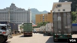 Xe tải xếp hàng tại cửa khẩu Tân Thanh vào Trung Quốc từ Lạng Sơn, Việt Nam (D. Schearf / VOA). Bộ Công thương Việt Nam đã nêu một giải pháp cụ thể, đó là đưa vải thiều vào tiêu thụ tại các tỉnh phía nam để giúp loại trái cây nổi tiếng của miền Bắc này tránh bị phụ thuộc vào thị trường Trung Quốc.