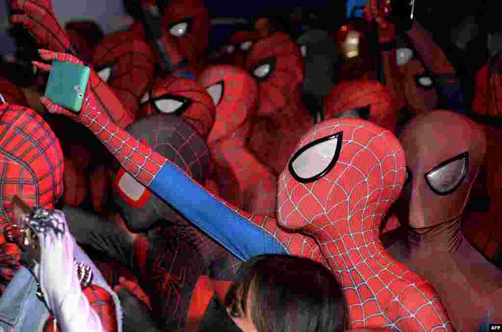 在新加坡的艺术科学博物馆举行的影片《蜘蛛侠:英雄归来》( "Spider-Man: Homecoming" )推广活动中,影迷们打扮成蜘蛛侠(2017年6月7日) 。