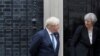 英国首相特雷莎·梅与外交大臣鲍里斯·约翰逊在英国伦敦会见埃塞俄比亚总理海尔马里亚姆(2017年5月11日)
