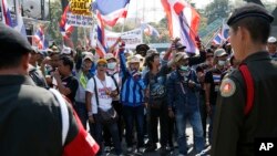 2014年1月28日泰国士兵与反政府示威者在曼谷对峙