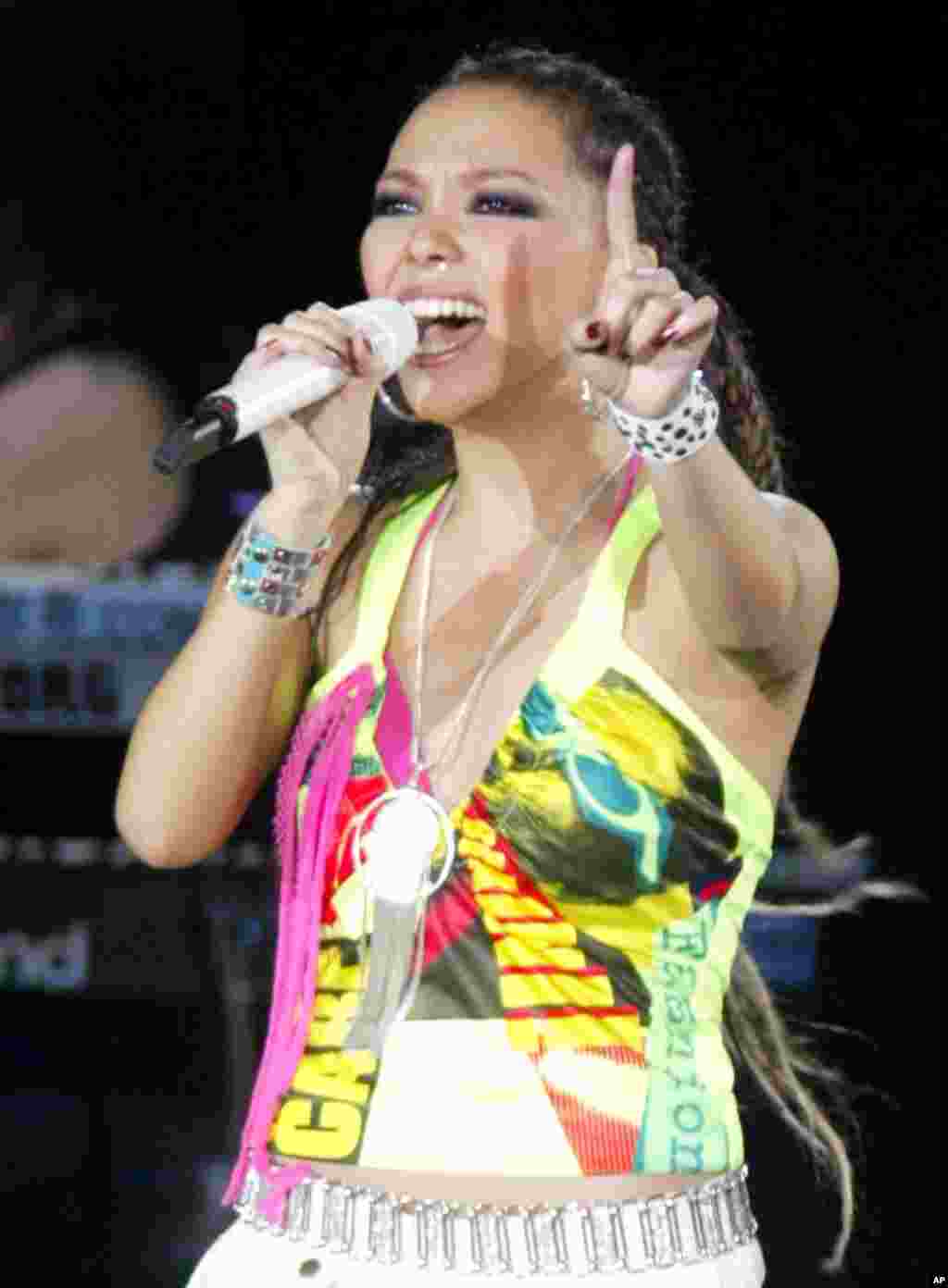 台湾流行歌星张惠妹2004年7月31日在北京的演唱会上。张惠妹原定当年6月22日应邀参加在杭州的表演活动,无奈当时有将近100人在杭州人民大会堂前拉起“不欢迎支持台独的绿人”的横幅抗议张惠妹。这些抗议者与歌迷对峙了将近20分钟,最后主办单位取消了张惠妹的演出。