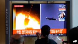 韩国首尔的一个火车站内，人们正在观看朝鲜发射导弹的新闻（2021年9月28号）