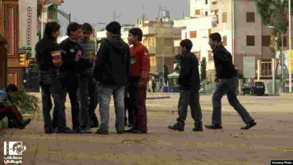 Trẻ em tụ tập trên đường phố Garden Al-Dablan ở thành phố Homs, Syria, ngày 17/1/2013.