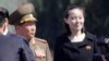 2017年4月13日，朝鲜领导人金正恩（Kim Jong Un）的妹妹金与正（Kim Yo Jong）在平壤的一个拥有十几座公寓楼的住宅区正式开幕时现身亮相。