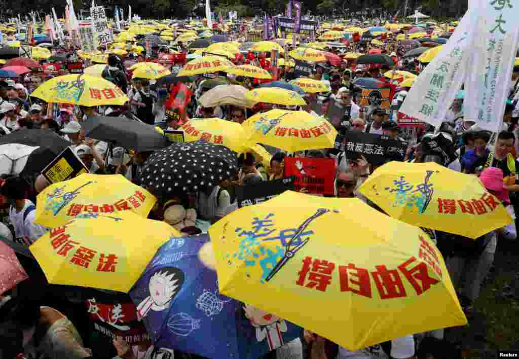 2019年6月9日在中国香港,示威群众要求当局废除拟议中的把犯人引渡到中国的法案。他们手持黄色雨伞,这是过去的占领中环运动的象征。