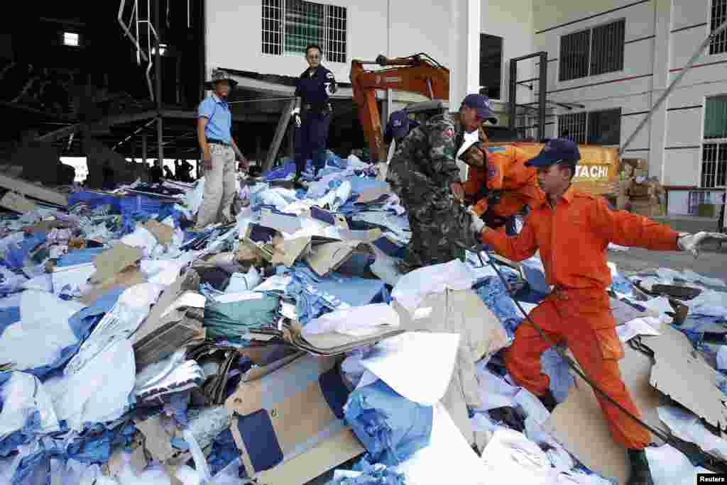 Nhân viên cứu hộ và binh sĩ tại hiện trường tai nạn, ngày 16/5/2013.