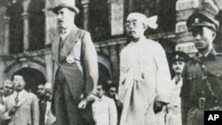 首任总统苏瑞泰（中）和末代总督兰斯（左）在缅甸独立仪式上