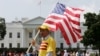 Người biểu tình hô khẩu hiệu 'Tự do cho Việt Nam' bên ngoài Nhà Trắng ở Washington trong lúc Tổng thống Obama tiếp Tổng bí thư đảng CSVN Nguyễn Phú Trọng, ngày 7/7/2015.