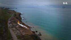 Літак завис над схилом у Чорне море в Туреччині. Відео