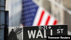 在纽约证券交易所 (NYSE) 外的华尔街的路牌