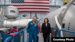 蔡英文参访NASA约翰逊航天中心听宇航员芬克解说 (图片来源：台湾总统府)