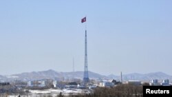 在边境村庄板门店附近飘扬的朝鲜国旗