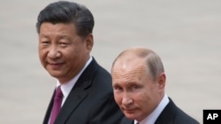2018年6月8日俄罗斯总统普京(右)和中国国家主席习近平在中国北京人民大会堂外举行的欢迎仪式上