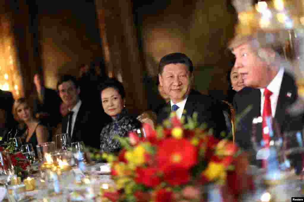 美国总统川普同中国国家主席习近平和夫人彭丽媛,以及川普的女婿库什纳、女儿伊万卡在佛罗里达州海湖庄园的晚宴上(2017年4月6日)