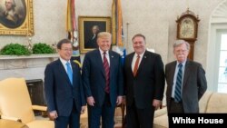 美国总统特朗普和韩国总统文在寅2019年4月11日在白宫椭圆形办公室与记者交谈。