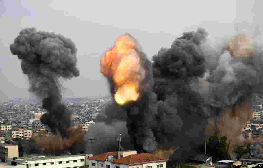 2012年11月21日,加沙市遭以色列空袭的一处地点冒着黑烟。