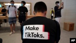 资料照：北京一名男子身穿宣传tiktok的衣服。（2020年7月17日）