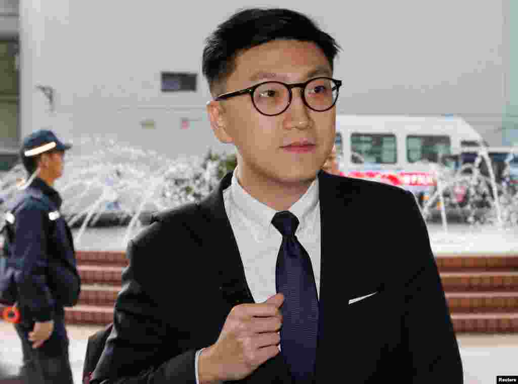 香港本土民主前线前成员、前立法会参选人梁天琦抵达香港高等法院(2018年1月18日)。2016年农历大年初一,梁天琦领导的抗议者与警察在旺角发生冲突。据美联社报道,这场骚乱是自香港2014年爆发支持民主的抗议活动以来最严重的一起暴力事件,数十人受伤并被捕。支持民主的抗议者们要求普选权。分析人士认为,北京或香港当局的强硬立场激发了更为激进的、要求香港独立的“本土派”团体出现。 