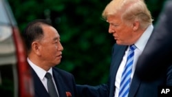 Президент Трамп з представником КНДР Кім Йонг Чолом
